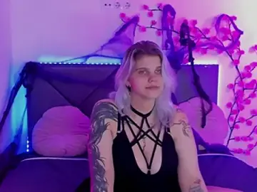 JoannLowe  live sex cam