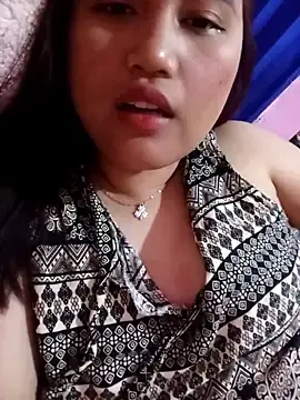 Heyitsnana  live sex cam