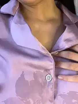 Quynhnhi2k3  live sex cam