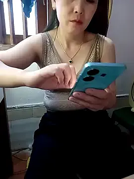 Pia-bee  live sex cam