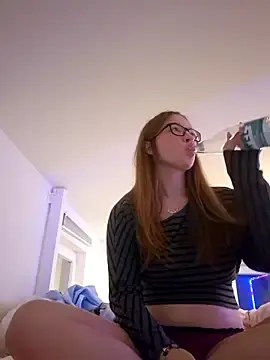 Freaky-Doll  live sex cam