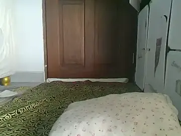 Petiteprettygal  live sex cam