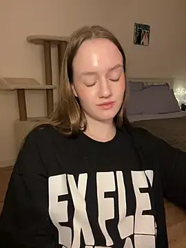 QueenOfkisses  live sex cam