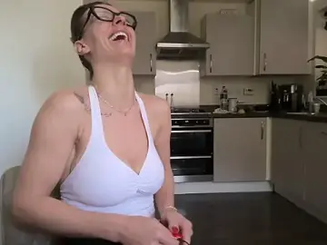 QuenMonicaUK  live sex cam