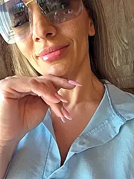 QuenMonicaUK  live sex cam