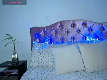 Roxane777  live sex cam