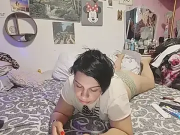 Carolineisback  live sex cam