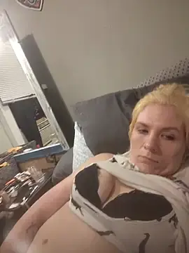 Fuckinaroundandfindinout  live sex cam