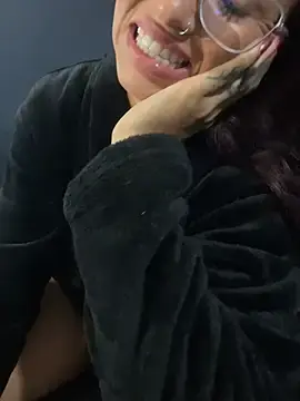 Hiarahmoon  live sex cam