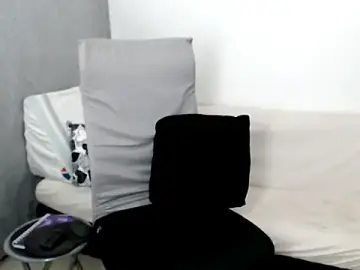 Laura-pervert  live sex cam