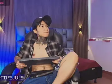 Hottiesjuls  live sex cam