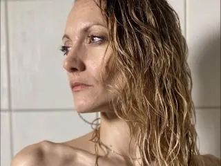 DaneeSoHot  live sex cam