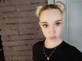 LindaxxCrow  live sex cam