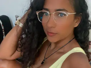 Thannia  live sex cam