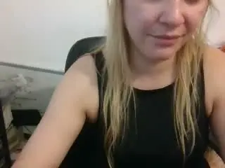 BlondeAndNew  live sex cam