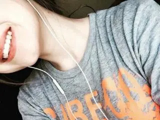 YaraTully  live sex cam