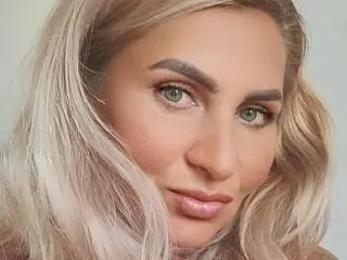 ChaudeEvely  live sex cam