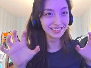 LeonieRahim  live sex cam