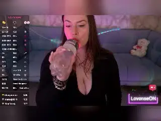AliceOfWonderss  live sex cam