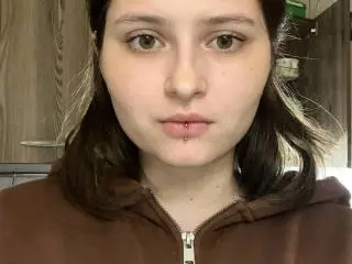 OuidaHansrote  live sex cam