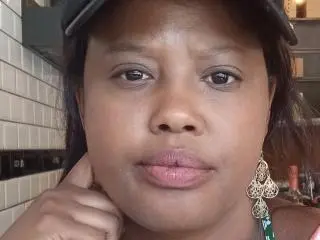 SweetBustyBee  live sex cam